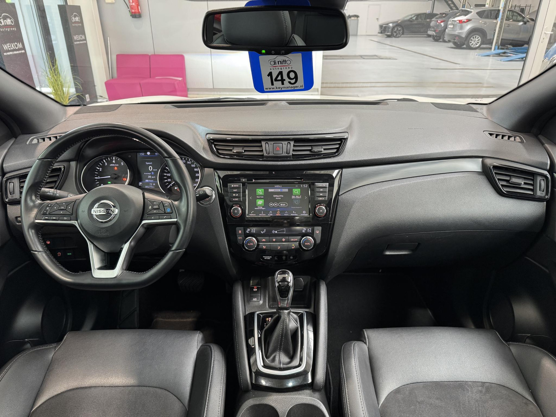 53417451-9.jpg