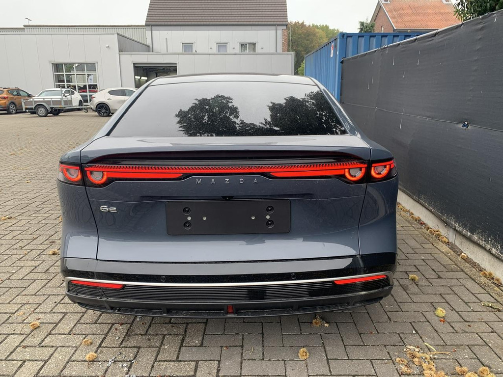 53596391-6.jpg