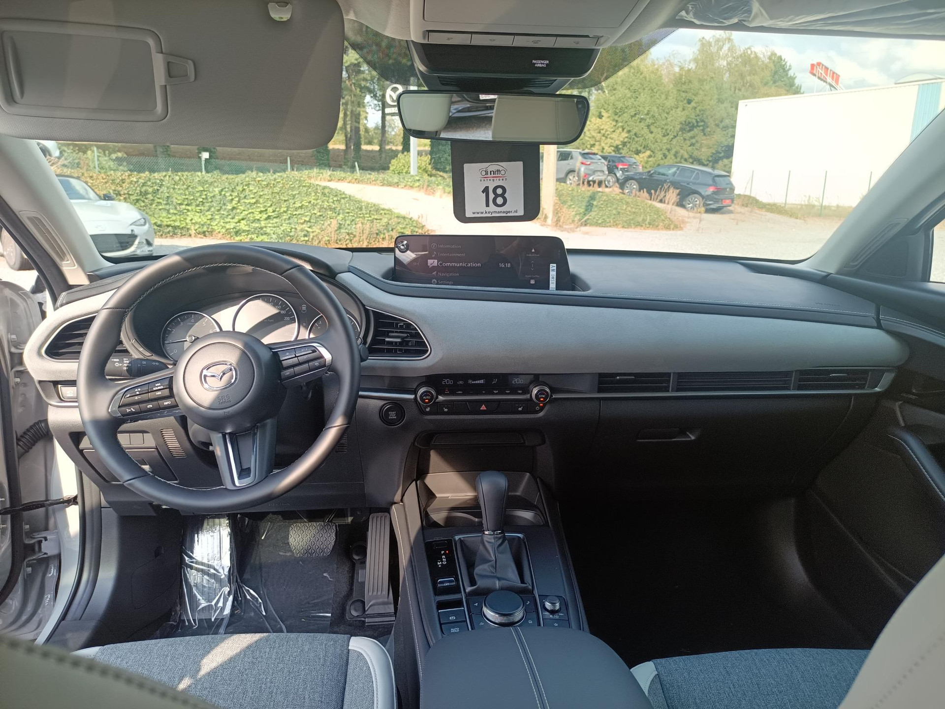 53596430-6.jpg